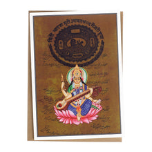 Tarjeta de felicitación - Pintura en miniatura de Rajasthani - Saraswati sentada sobre loto rosa - 5"x7"