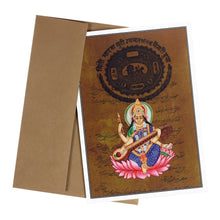 Tarjeta de felicitación - Pintura en miniatura de Rajasthani - Saraswati sentada sobre loto rosa - 5"x7"