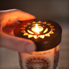 Vela de Soja para Meditación de Chakras Perfumada con Aceites Esenciales | Chakra de la garganta Vishuddha | Maderas y Ámbar | Comunicación y Sabiduría - 10.5oz