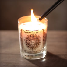 Vela de Soja para Meditación de Chakras Perfumada con Aceites Esenciales | Chakra de la garganta Vishuddha | Maderas y Ámbar | Comunicación y Sabiduría - 10.5oz
