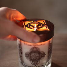 Vela de Soja para Meditación de Chakras Perfumada con Aceites Esenciales | Chakra raíz Muladhara | Sándalo | Conexión a tierra y serenidad - 10.5oz