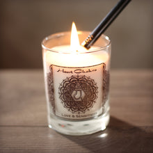 Vela de Soja para Meditación de Chakras Perfumada con Aceites Esenciales | Anahata del chakra del corazón | Rosa salvaje | Amor y Sensibilidad - 10.5oz