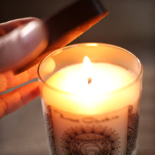 Vela de Soja para Meditación de Chakras Perfumada con Aceites Esenciales | Chakra de la garganta Vishuddha | Maderas y Ámbar | Comunicación y Sabiduría - 10.5oz
